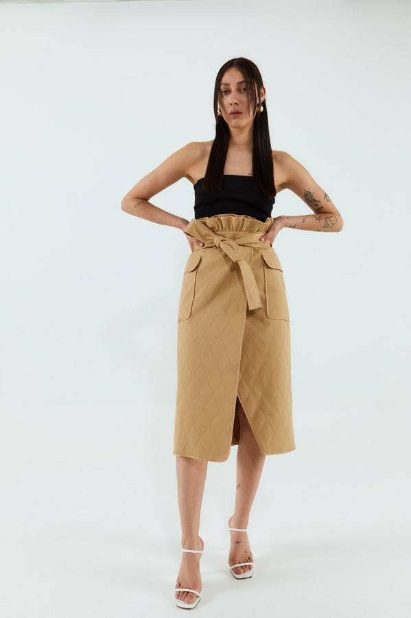 Falda midi acolchada, con cinturón del mismo tejido, de las segundas rebajas de Sfera (13,99 euros).