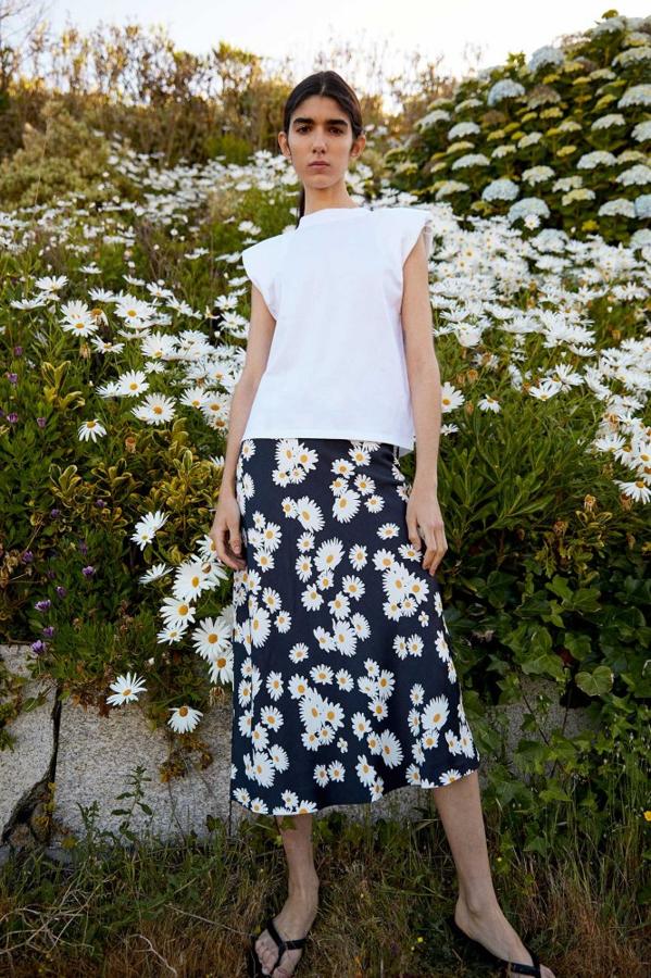 De largo midi, esta falda lencera de las segundas rebajas de Sfera nos ha enamorado con su estampado de margaritas (19,99 euros).  ¡Pua tendencia!