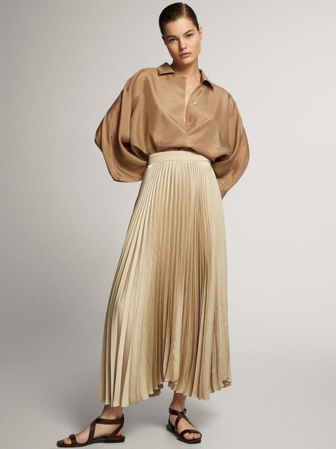 ¿Te suena esta falda? Ya la ha llevado la reina Letizia y nos sorprende que aún haya tallas disponibles en las segundas rebajas de Massimo Dutti (39,95 euros).