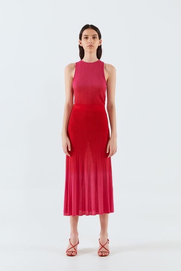 Este modelo de falda midi es diferente, de punto y en un rojo degradado, es de las segundas rebajas de Sfera (15,99 euros).
