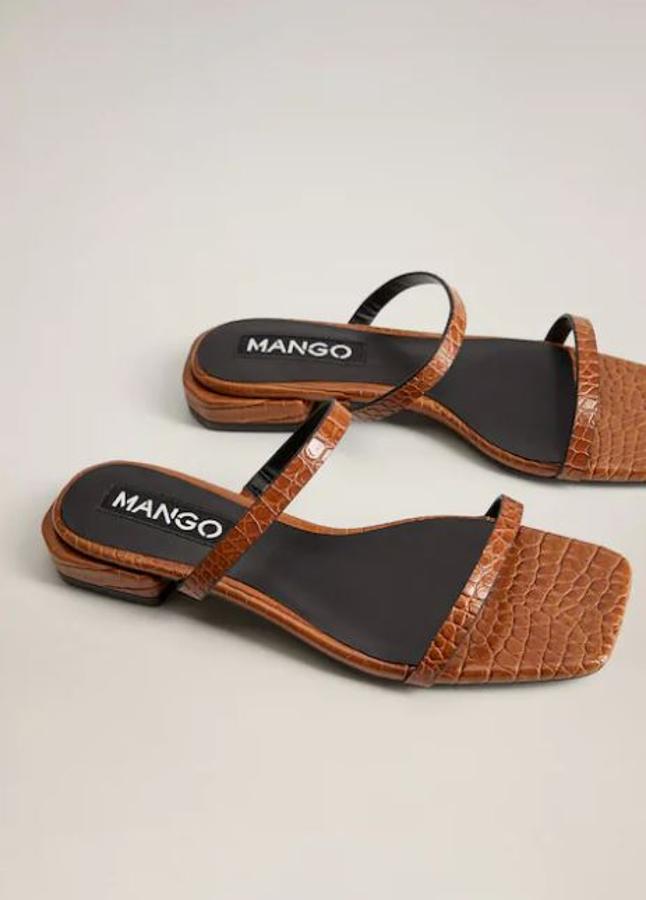 Modelo plano con tiras finas de efecto piel de cocodrilo marrones, de Mango (15,99 euros).