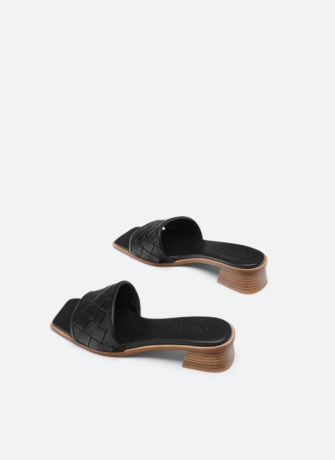 Con tacón de madera y tira ancha en color negro, de Uterqüe (59,99 euros).
