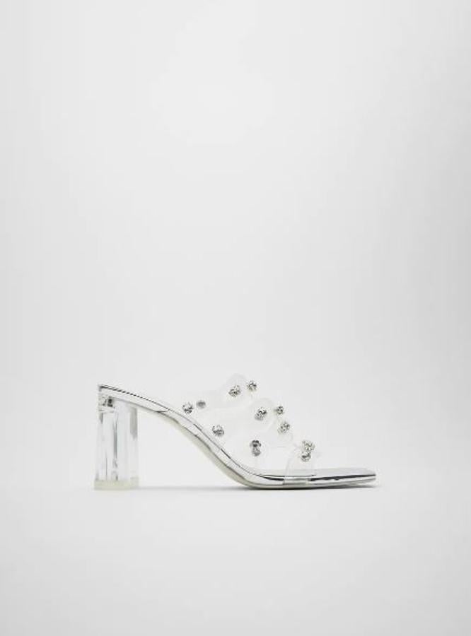 Con tacón y tiras transparentes y apliques de brillantes, de Zara (5,95 euros).