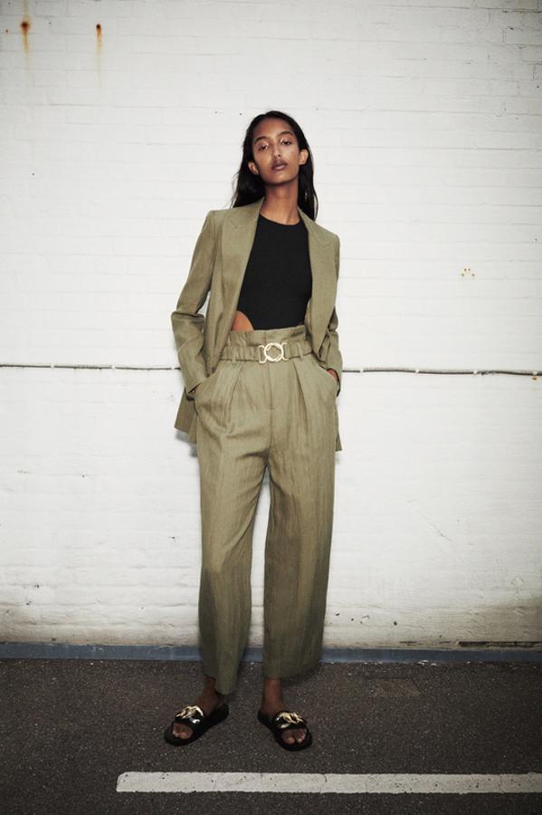 En color caqui, este traje viene con una blazer recta con cierre cruzado de botón (79,95 euros) y un pantalón de tiro alto tipo paperbag con cinturón a tono y hebilla metálica (49,95 euros).
