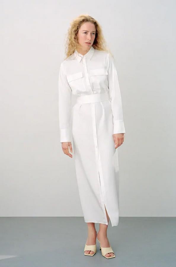 Perteneciente a la colección sostenible de Inditex, este vestido blanco largo de cuello solapa y manga larga viene con bolsillos de plastrón con solapa en la pechera y cinturón lazada a tono. En Zara tiene un precio de 69,95 euros y está disponible en las tallas S, M y L.