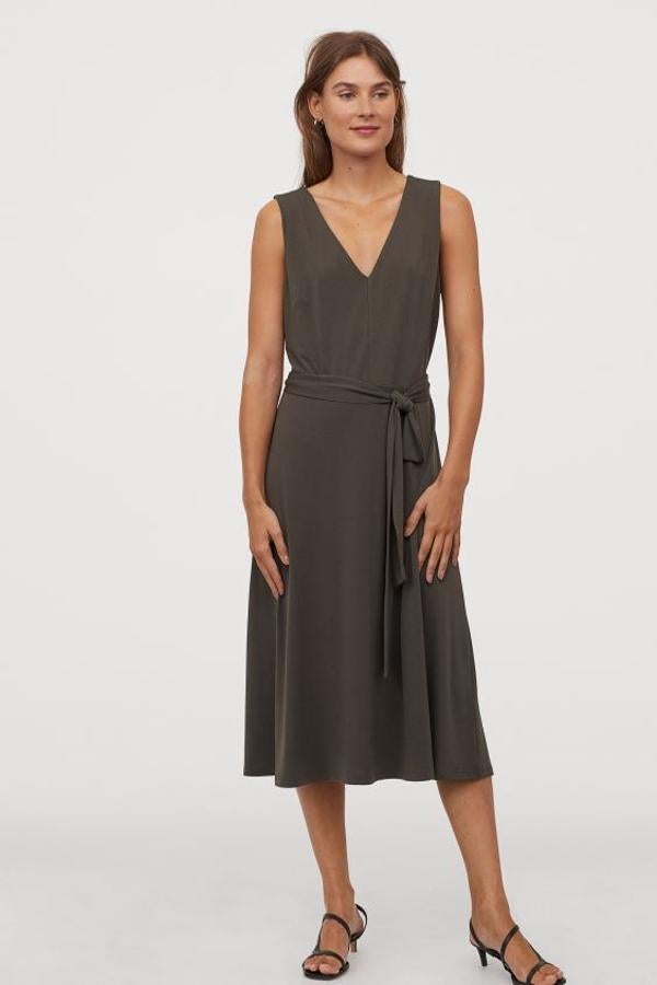 En verde caqui confeccionado en punto de crepé con caída, este vestido de H&M viene con falda amplia de corte evasé y cinturón de anudar extraíble. Cuesta 24,99 euros y está disponible entre las tallas XS y XL.