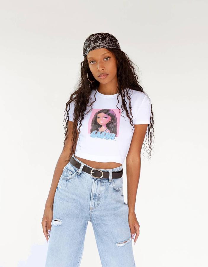 Camiseta cropped en color blanco  con la foto de Shasha (12,99 euros).