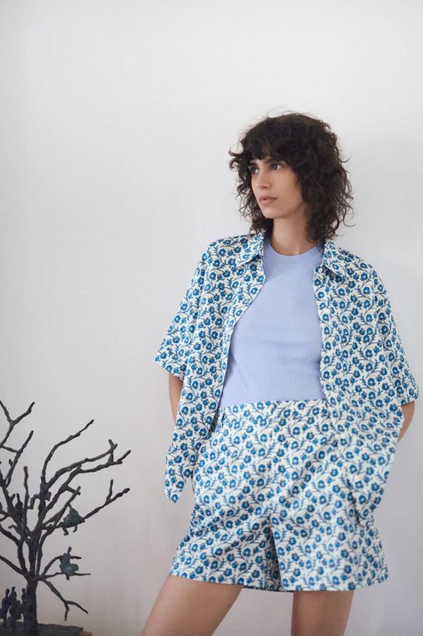 Con cuello de solapa y manga corta acabada en vuelta, esta blusa de Zara con bolsillos delanteros de plastrón viene con un vistoso estampado floral en tonos azules sobre blanco roto. Tiene un precio de 29,95 euros y está disponible entre las tallas XS y XXL.