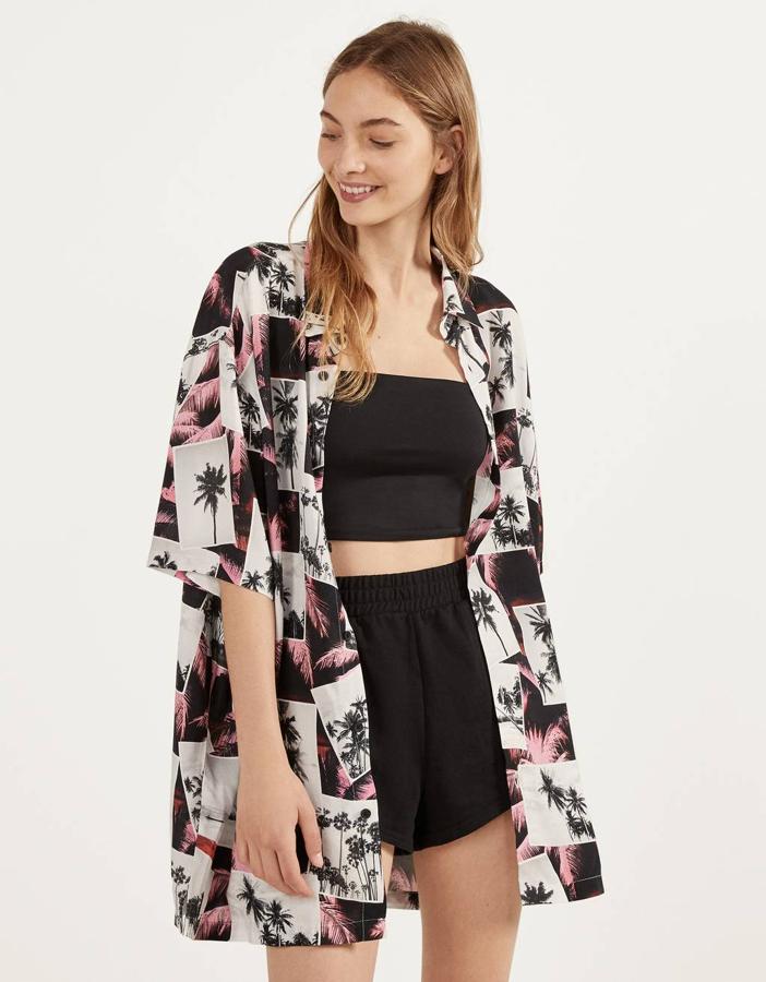 En color fucsia con estampado fotográfico de palmeras, esta camisa de manga corta de Berhka tiene  un precio de 19,99 euros  y está disponible entre las tallas XS y XL.