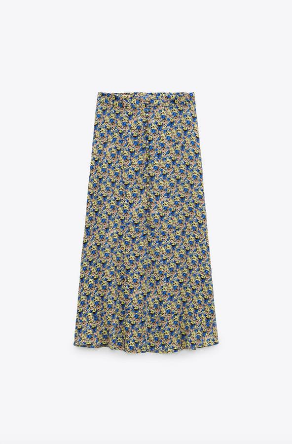 De tiro alto, con abertura en delantero y detalle de falsos botones forrados en el frontal, esta falda de Zara con estampado de flores en tonos amarillos y azules tiene un precio de 29,95 euros y está disponible entre las tallas XS y XXL.