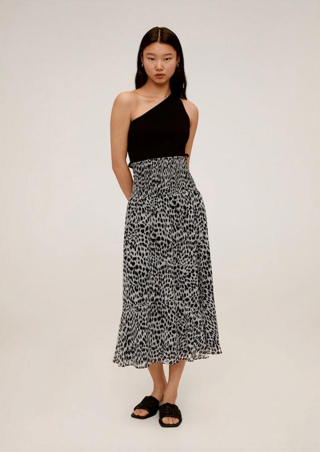 Entre nuestras favoritas está esta falda de Mango con panel de nido de abeja en la cintura y estampado de leopardo en tonos negros y grises. Con volante en el bajo y tejido fluido, tiene un precio de 39,99 euros y está disponible entre las tallas XS y L.