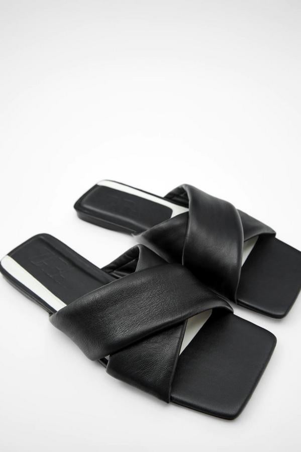 Perteneciente a la colección sostenible de Zara, estas sandalias negras de piel con corte acolchado y tiras anchas cruzadas en el empeine tienen el talón cuadrado. Cuestan 29,95 euros y solo quedan en los números 36 y 37.
