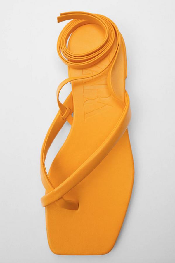 Con tiras de corte con posición para el dedo y cierre mediante atado alrededor del tobillo, estas sandalias amarillas de Zara acaban en punta cuadrada y cuestan 29,95 euros. Podemos encontrarlas entre los números 35 y 42.