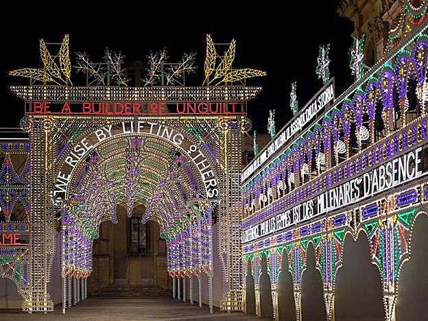 Detalle de la instalación de luces creada por la artista Marinella Senatore para el desfile crucero 2021 de Dior.