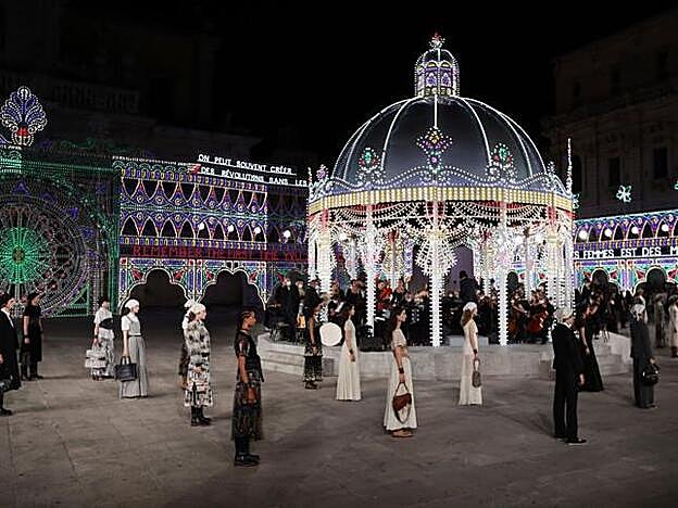 Las modelos en el carrusel final del desfile crucero 2021 de Dior, en la plaza del Duomo de Lecce, Italia.
