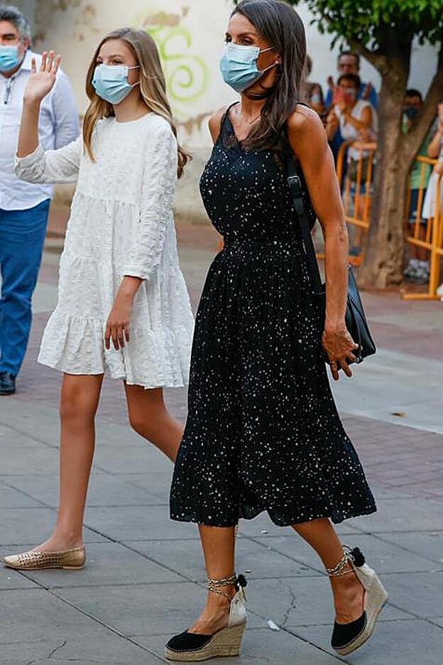 La Reina Letizia escogió un conjunto de falda y top de una firma española.