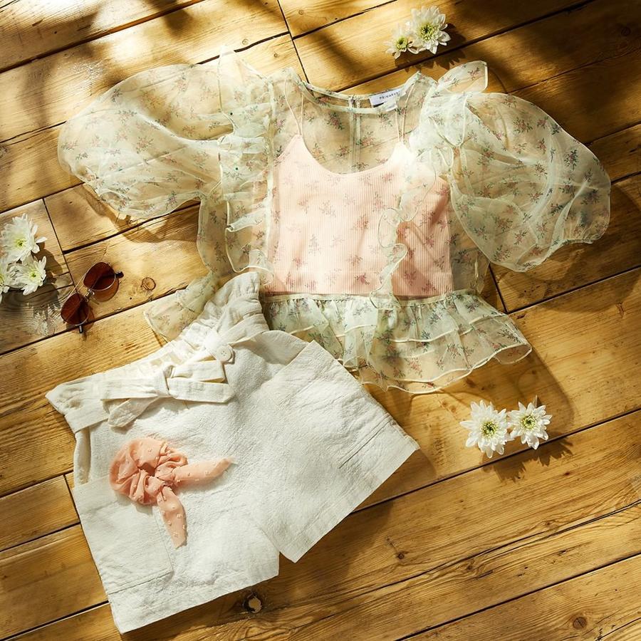 La organza es una tendencia que llegó la temporada de otoño/invierno y que este verano ha quedado más que afianzada. Así que si todavía no tienes una prenda de este tejido, ficha esta blusa floreada en verde menta y volantes que hay en Primark.