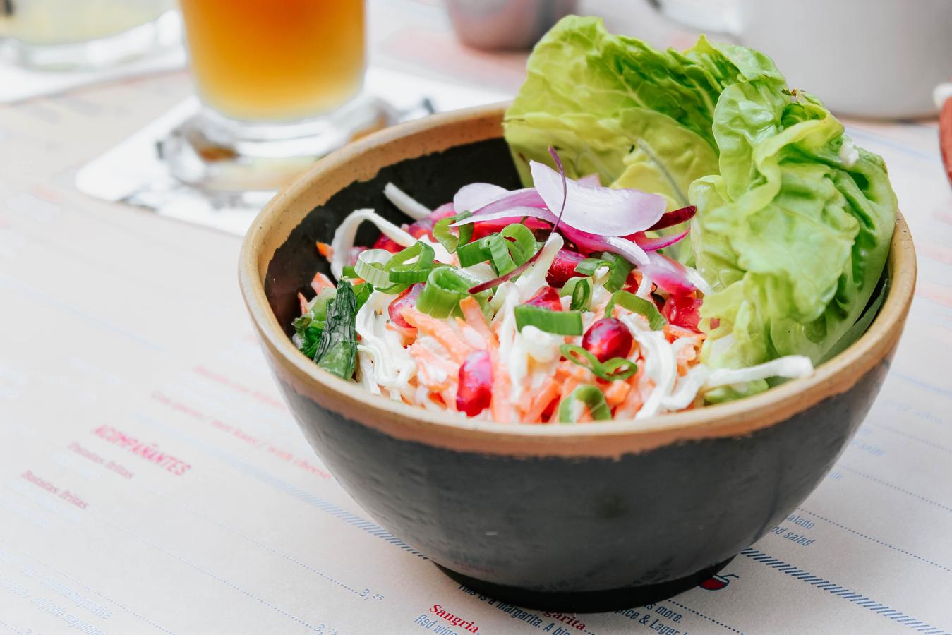 ¿Hay algo más sano que una ensalada? Sí, una ensalada con un aderezo casero. Si haces tuu propio aderezo en casa no solo estás 100% seguro de la calidad de los ingredientes sino que controlas la cantidad de grasa que aportas a tu ensalada y no la conviertes en una bomba de calorías. La mayoría de aderezos comerciales tienen ingredientes que sabotean cualquier dieta saludable, como grasas trans, aceites vegetales de baja calidad o, incluso, azúcar. Antes de comprar, verifica lo que pone en la etiqueta y tu ensalada dejará de ser tan sana como crees.