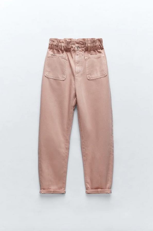 De tiro alto con cintura elástica tipo paperbag, estos vaqueros de Zara vienen en rosa empolvado y bolsillos de plastrón delanteros y traseros. Cuestan 25,95 euros y están disponibles entre las tallas 32 y 42.