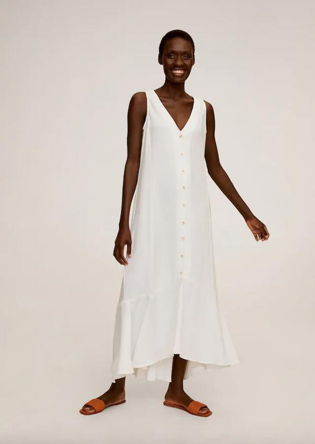 Tejido fluido y diseño acampanado para este vestido largo con volantes en la falda y tirantes. De 39,99 euros ha pasado a 29,99 euros y está disponible entre las tallas S y XL.