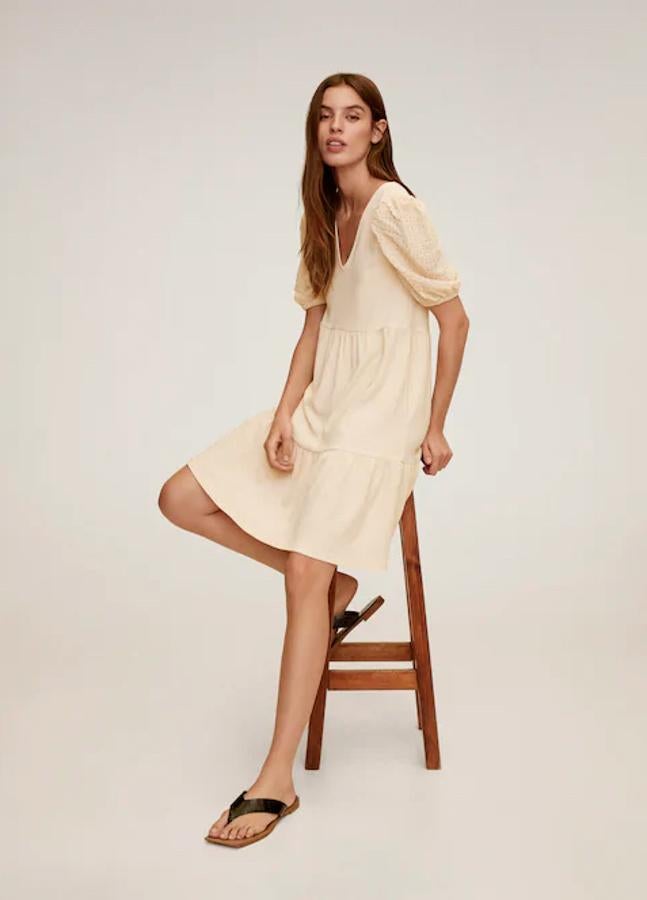 En color arena y confeccionado con tejido con textura, este vestido en color arena viene con cuello de pico y mangas cortas abullonadas. De 25,99 euros ha pasado a 19,99 euros y está disponible entre las tallas XS y L.