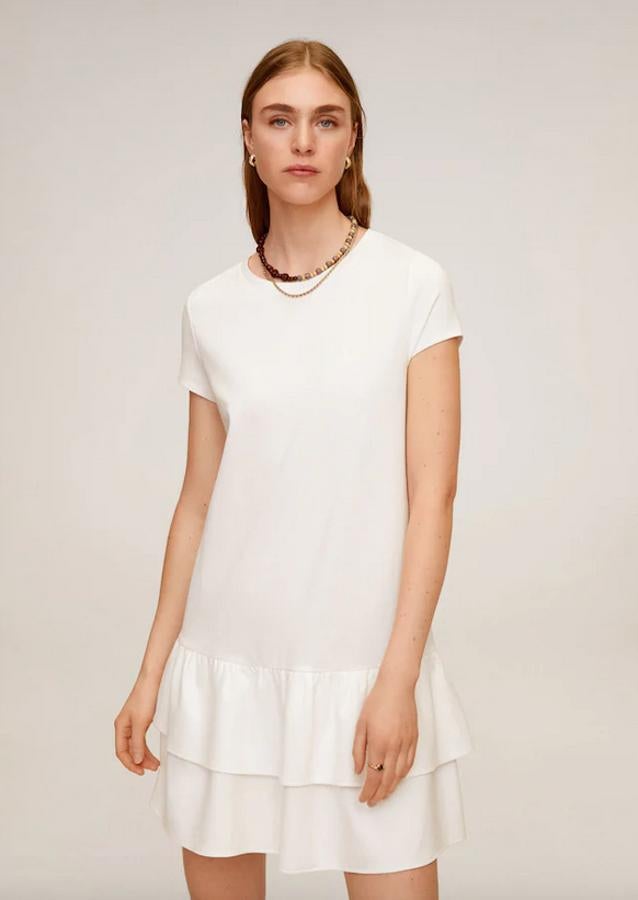 Diseño corto y cuello redondo para este vestido blanco con volantes en el bajo semiacampanado. De 19,99 euros ha pasado a 15,99 euros y está disponible entre las tallas S y XL.