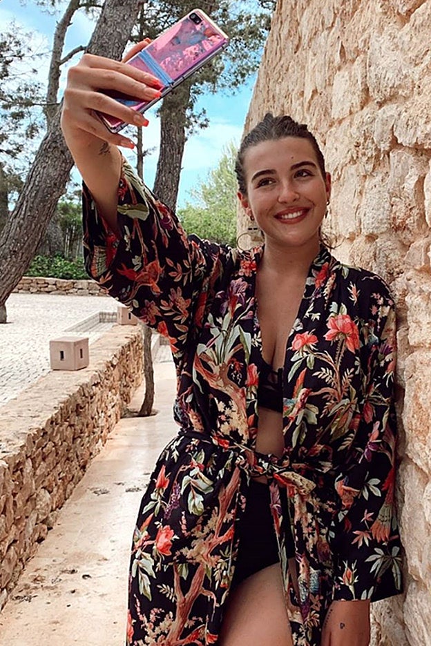 El fantástico kimono de flores de Alba Díaz.