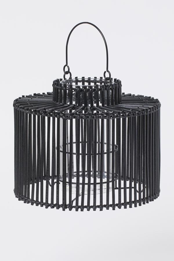 En color negro, este farolillo grande de metal y bambú cuenta con un portavelas en vidrio transparente para velas grandes. Tiene un precio de 29,99 euros.