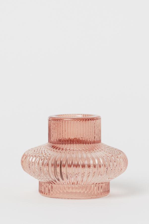 Disponible en rosa, amarillo o transparente, este farolillo pequeño para velas de vidrio acanalado, tiene un precio de 4,99 euros.