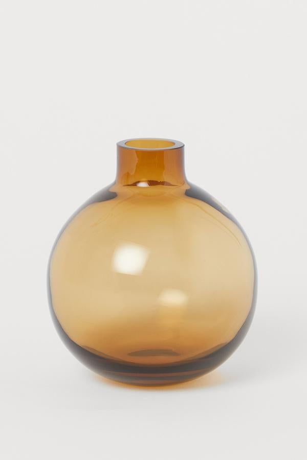 En tono amarillo, este jarrón de vidrio disponible en varios tamaños tiene un precio de 7,99 euros.