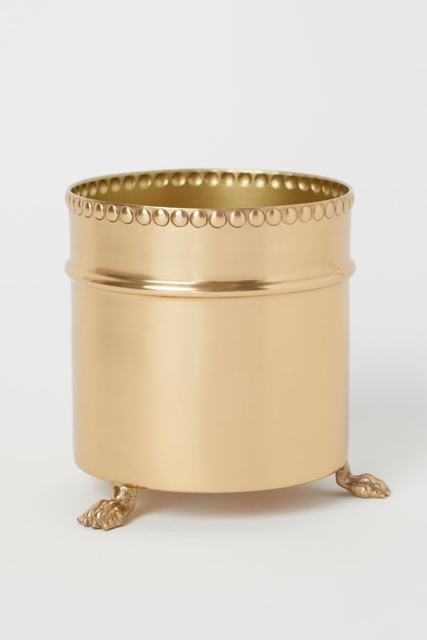 Este macetero de metal en color dorado cuenta con diámetro de 13 centímetros y tiene un precio de 12,99 euros.