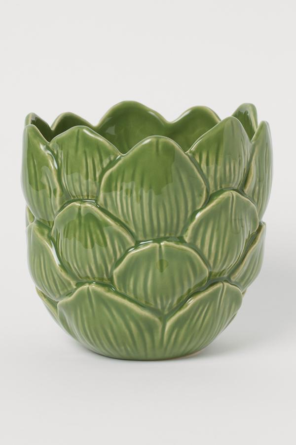 Con acabado en relieve con forma de hojas, este macetero redondo de cerámica tiene un diámetro superior a 15 centímetro y un precio de 17,99 euros.