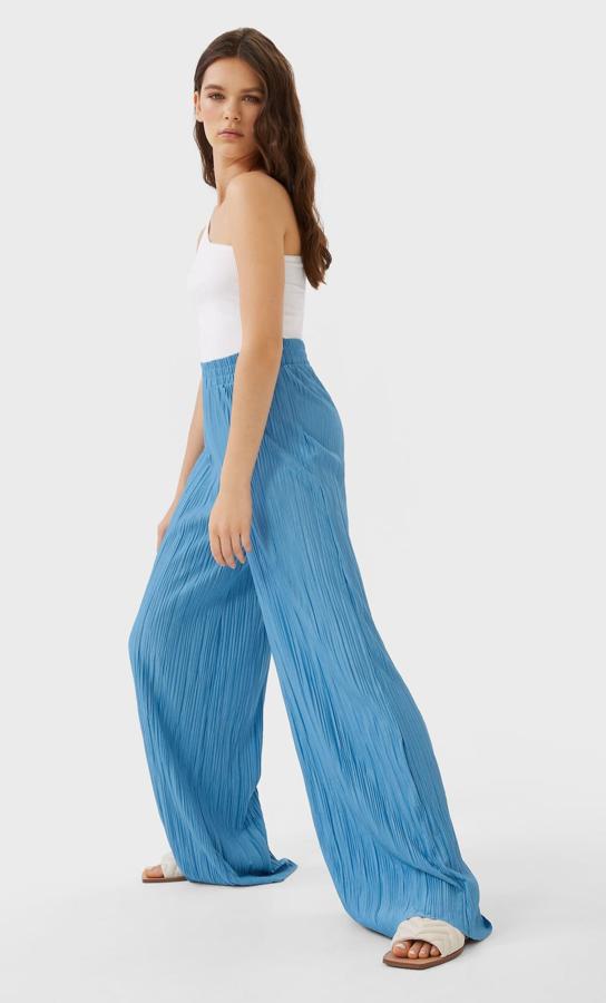 Disponible en azul o negro, este pantalón palazzo fluido de tiro alto con cintura elástica tiene un precio de 7,99 euros.