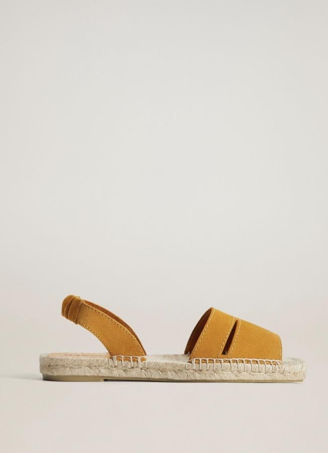 Estas sandalias con diseño de tiras de piel en color mostaza y suela de esparto son unas de las más deseadas de las rebajas de Mango. Ahora tienen un precio de 15,99 euros.