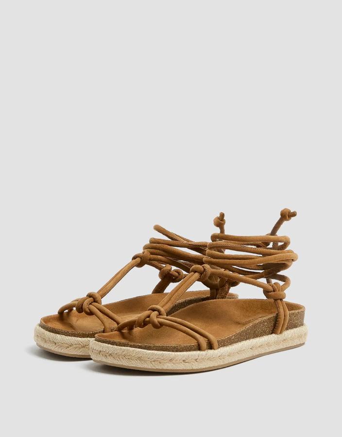 En color marrón, esta sandalia con detalle de cuerdas para atar tiene un precio rebajado de 19,99 euros.