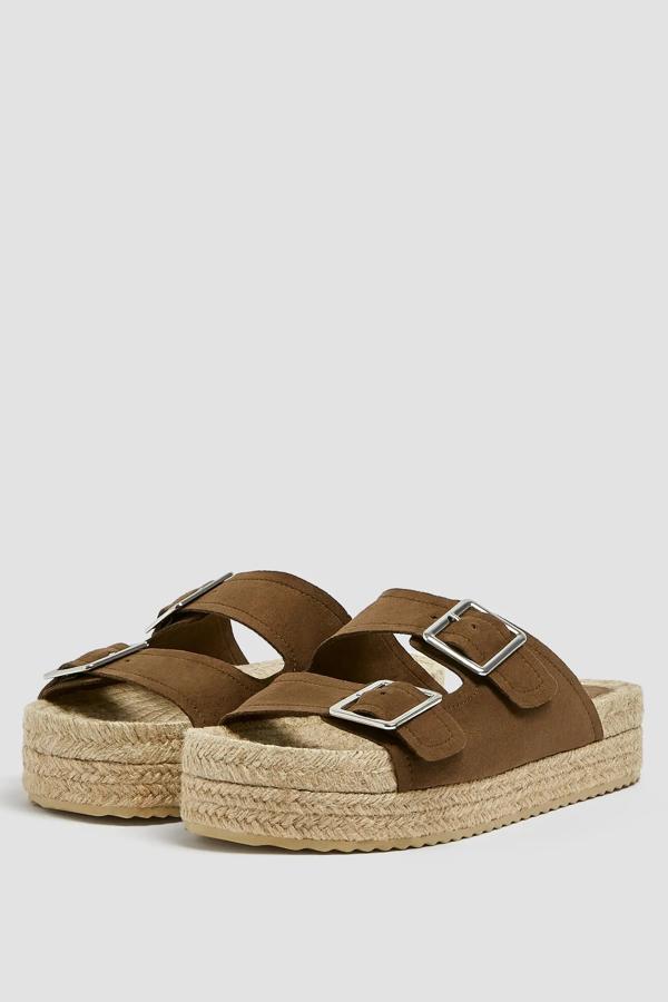 Convertida en una de las más deseadas, esta sandalia abierta en color caqui con planta de yute y detalle de hebilla en los laterales tiene una altura de 4 centímetros. Tiene un precio de 29,99 euros.