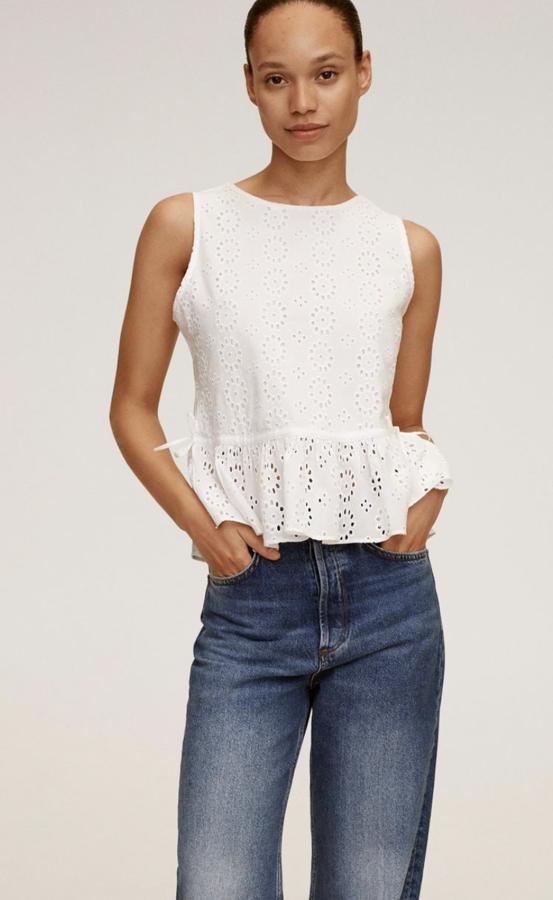 Disponible en blanco roto o azul, este top calado de algodón sin mangas cuenta con lazo a la cintura y tiene un precio de 12,99 euros,