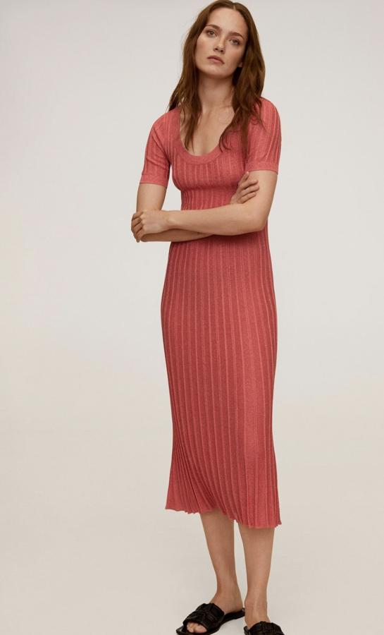 Este vestido midi en color rosa con tejido de punto y cuello redondo cuenta con plisado en la falda y tiene un precio de 19,99 euros.