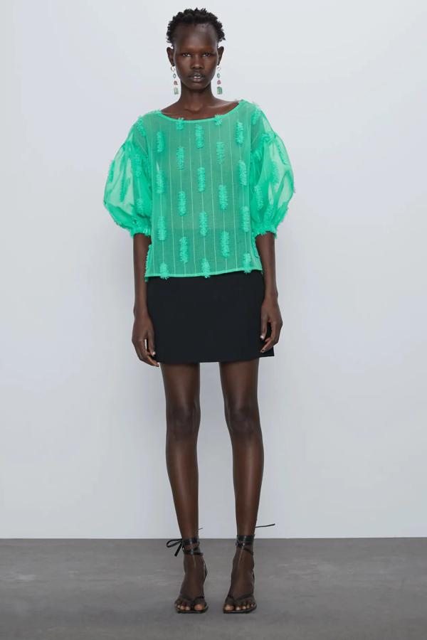 Este cuerpo semitransparente en color verde con cuello redondo y manga corta abullonada tiene un precio de 9,99 euros.