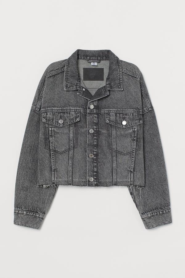 Disponible en gris oscuro, azul o negro, esta cazadora vaquera corta de H&M tiene un precio de 16,99 euros.