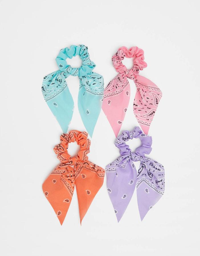 Este pack de coleteros de diferentes colores es de Bershka y tiene un precio de 6,99 euros.