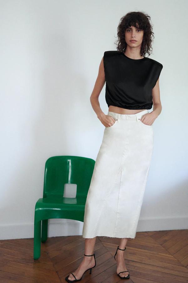 Esta falda de tiro alto con bolsillos delanteros cuenta con abertura en el bajo. De tejido denim en color crudo, tiene un precio de 7,99 euros.