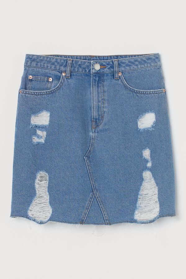 En color azul claro, esta falda mini con bolsillos delanteros y traseros y detalle de rotos es de H&M y está rebajada a la mitad de su precio. Ahora tiene un precio de 9,99 euros.