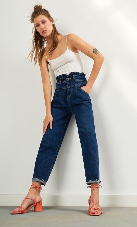 En Stradivarius encontramos estos jeans paperbag en color azul que están súper rebajados. Ahora tienen un precio de 9,99 euros.