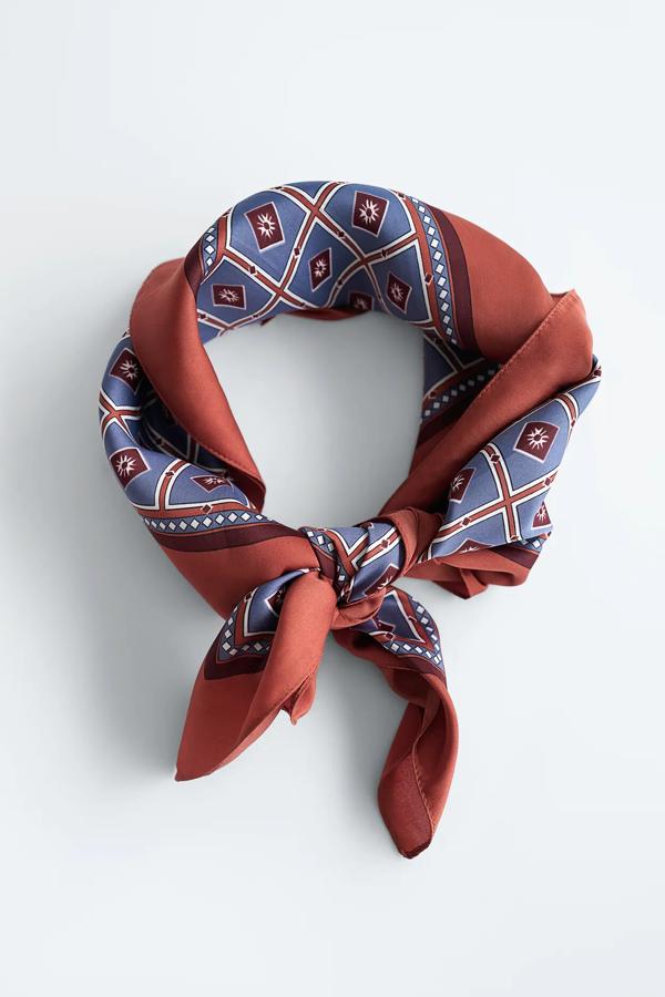 Este pañuelo corbatero en tejido satinado en tonos azules y burdeos es de Zara y tiene un precio de 9,95 euros.