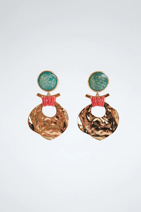 Estos pendientes metálicos en dorado con piedra ágata y colgante irregular con abalorios son de Zara y tienen un precio de 12,95 euros.