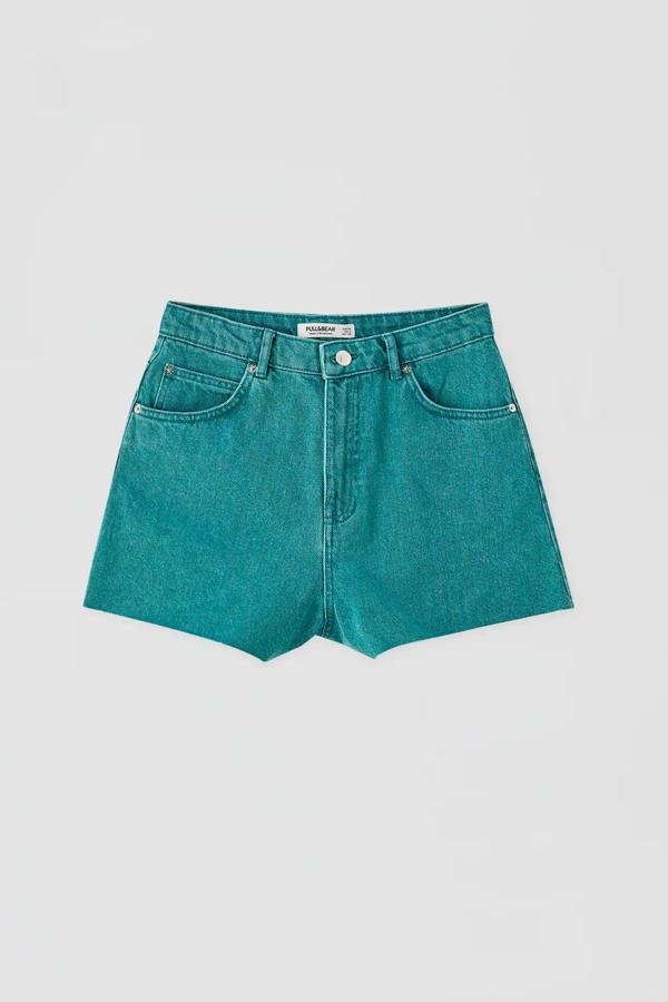 En color verde o malva, estos shorts vaqueros con detalle de bajo sin rematar son de Pull & Bear y tienen un precio de 12,99 euros.