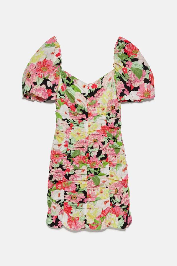 Aunque queda pocas tallas, este vestido corto con flores multicolor todavía está disponible. Con escote de pico y manga abullonada, ahora tiene un precio de 12,99 euros.