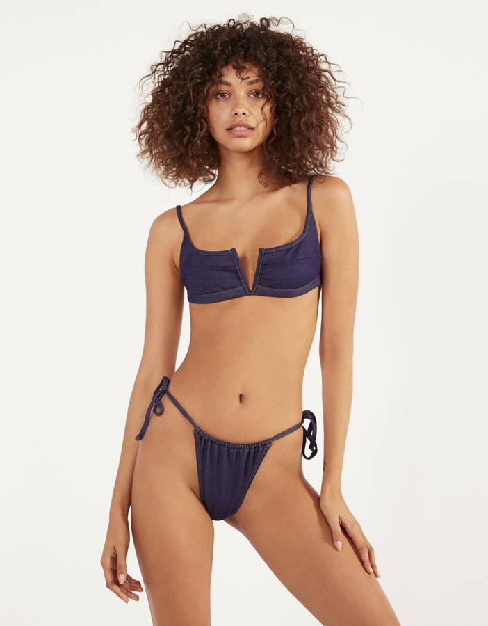 El vaquero también puede ir a la playa, y este bikini de Bershka es una buena prueba de ello. El top tiene un precio de 12,99 euros, y está disponible en las tallas XS-S y M-L, mientras que la braguita, en las mismas tallas, está rebajada y ha pasado de 9,99 euros a 5,99 euros.