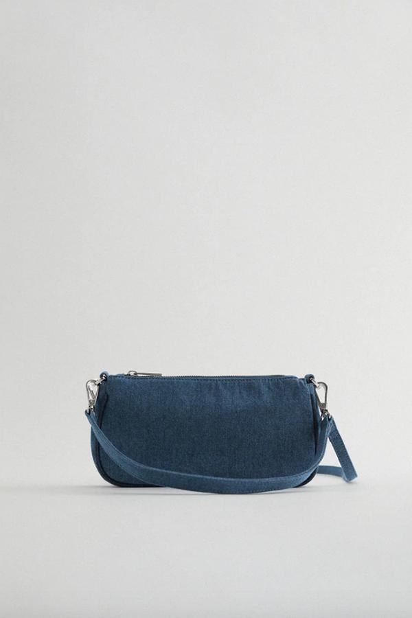 Este bolso de hombro de color azul vaquero es de Zara y viene con asa de hombro extraíble y ajustable, para convertirlo en bandolera. Cuesta 19,95 euros.
